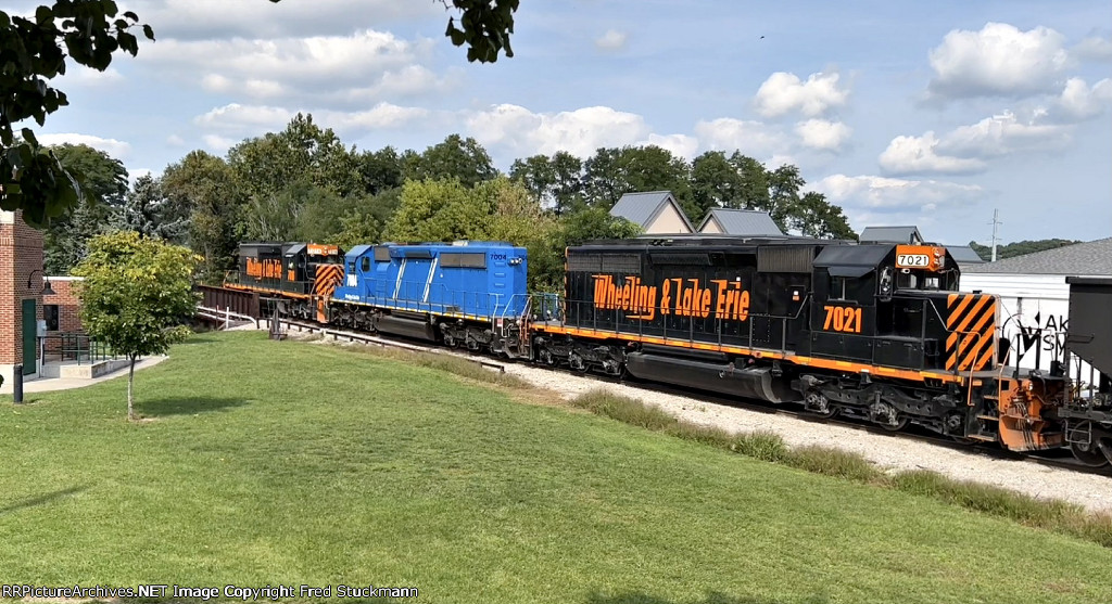 Now fully on the Wheeling, the trio shoves the empties into the siding at Rock Cut.